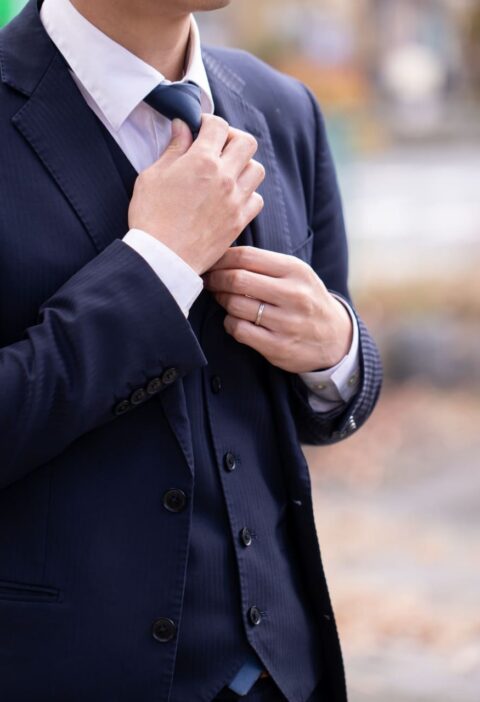 結婚式や二次会のスーツの選び方とは？