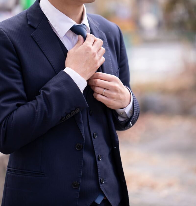 結婚式や二次会のスーツの選び方とは？